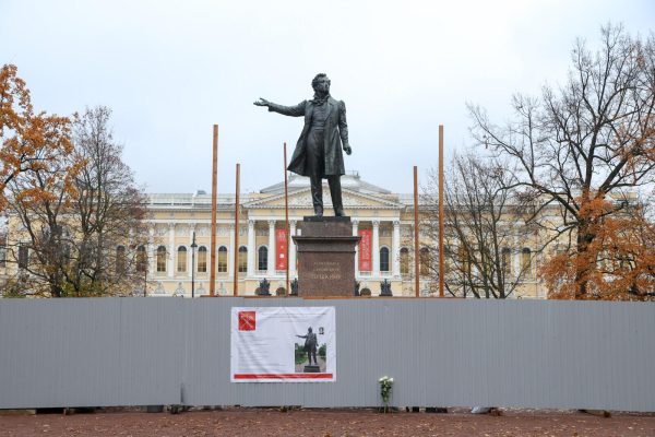 В Петербурге началась реставрация памятника Пушкину напротив Русского музея